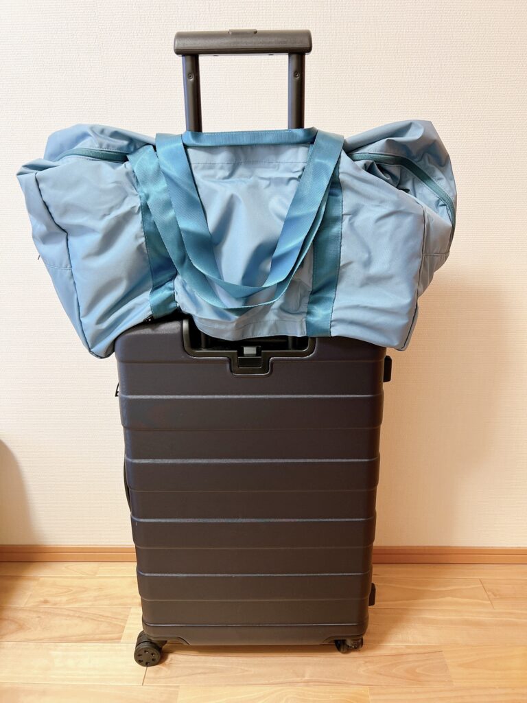 ミレストポケッタブルバッグ45リットルをスーツケースの上に固定したところ（背面）