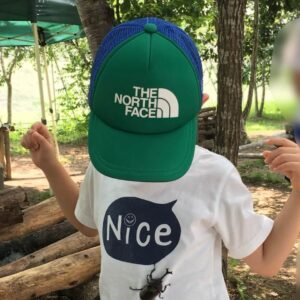 ノースフェイスのキャップをかぶっている子供