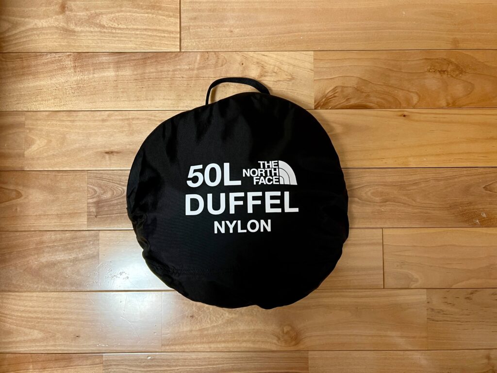 コンパクトに収納されたノースフェイスナイロンダッフル50